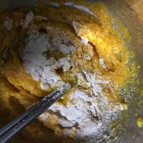 3.南瓜泥放温后，加入酵母搅拌均匀