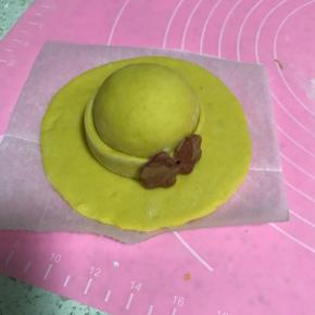 13.可用模具刻花型，然后用筷子夹成图示！