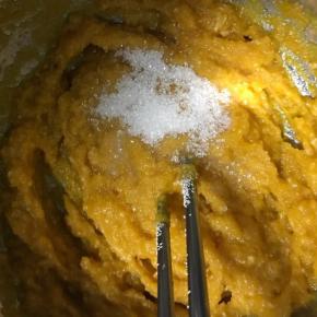 4.加入白砂糖拌匀