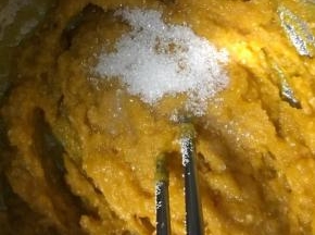 4.加入白砂糖拌匀