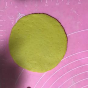 8.将50克的面团擀圆