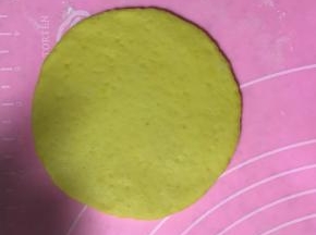 8.将50克的面团擀圆