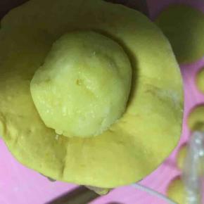 9.40克的面团擀圆后包入奶黄馅收口(根据自己喜好可加豆沙馅或者巧克力馅)自己动手的乐趣就在随心所欲！
10.将包好馅料的面团放到刚擀好的面皮上！忘记拍图，自行脑补吧！