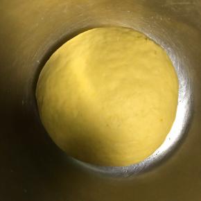 5.加入面粉，揉至光滑