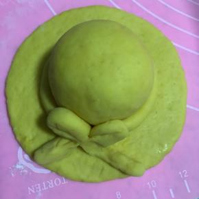 12.整理成草帽形状并把面条打蝴蝶结！