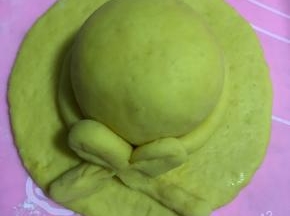 12.整理成草帽形状并把面条打蝴蝶结！