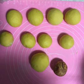 7.排气揉匀后分割成50克的4个，40克的4个，余下的面团分成两份，其中一份加少许红曲粉揉搓，不用揉匀，面粉上有些纹路的感觉更适合装饰！