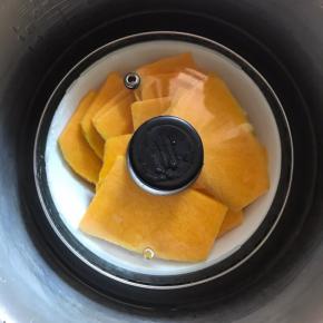 1.南瓜洗净切片蒸熟.