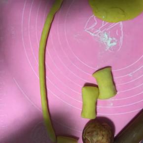 11.将预留的面团分割，搓条！