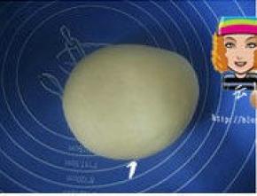 除黄油外的材料全部混合（注意先将酵母外的材料混合后，再放入酵母），揉成稍具光滑状的面团；