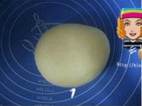 除黄油外的材料全部混合（注意先将酵母外的材料混合后，再放入酵母），揉成稍具光滑状的面团；
