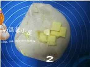 加入软化的无盐黄油；