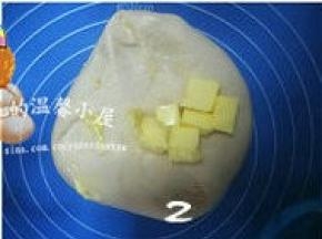 加入软化的无盐黄油；