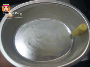 非不沾模具防沾处理：用软化的黄油将模具底部及内侧涂抹一圈，即可达到防沾的效果。切记不要用植物油，根本达不到防沾的目的。