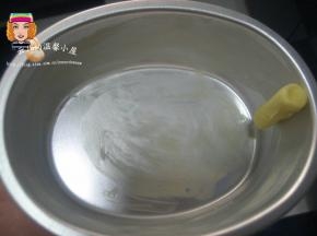 非不沾模具防沾处理：用软化的黄油将模具底部及内侧涂抹一圈，即可达到防沾的效果。切记不要用植物油，根本达不到防沾的目的。