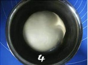 面团收入容器；