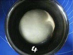 面团收入容器；