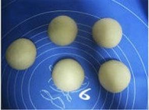 发酵好的面团排气，分割成5等份，分别滚圆后盖上保鲜膜，松驰10至15分钟；