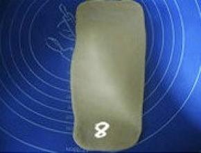 轻轻拉开面团的四角，再慢慢向四面擀成长方形；