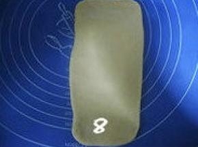 轻轻拉开面团的四角，再慢慢向四面擀成长方形；