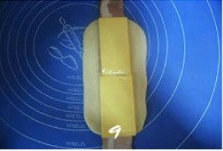 翻面后，在面片上放上培根和奶酪片（每片奶酪片需提前一分为二）；