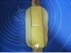 翻面后，在面片上放上培根和奶酪片（每片奶酪片需提前一分为二）；