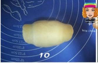 轻轻由下至上卷成圆柱体；