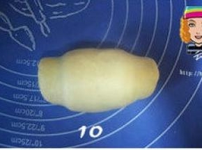 轻轻由下至上卷成圆柱体；