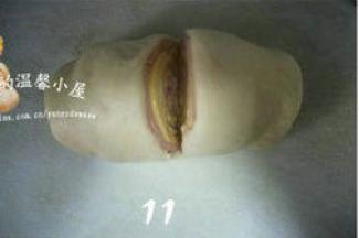 面团收口朝下，用刀从表面1/2处切至接近底部，不要切断；