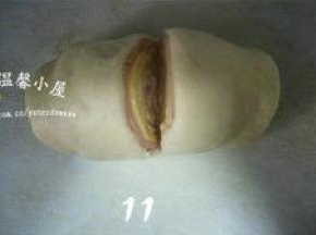 面团收口朝下，用刀从表面1/2处切至接近底部，不要切断；