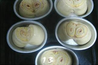 盖上保鲜膜，放温暖处发酵至满膜，表面刷蛋液；