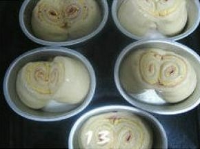 盖上保鲜膜，放温暖处发酵至满膜，表面刷蛋液；