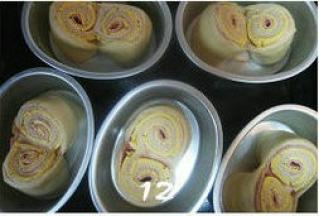 面团切面朝上翻成两个圆柱体放入烤模内，用手轻轻将面团压平；