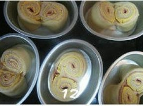 面团切面朝上翻成两个圆柱体放入烤模内，用手轻轻将面团压平；