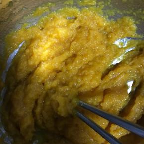 2.将蒸熟的南瓜倒掉里面的水汽，防止太稀，搅拌成泥！可用料理机打，我懒得清洗料理机，所以直接搅拌的！