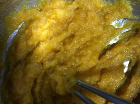 2.将蒸熟的南瓜倒掉里面的水汽，防止太稀，搅拌成泥！可用料理机打，我懒得清洗料理机，所以直接搅拌的！