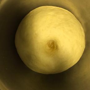 6.盖保鲜膜室温发酵至用手戳洞不回弹！