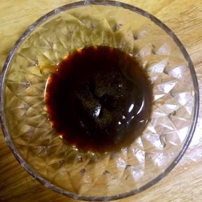 4.将两勺耗油，四勺生抽，适量盐，少许醋放入碗中调匀！