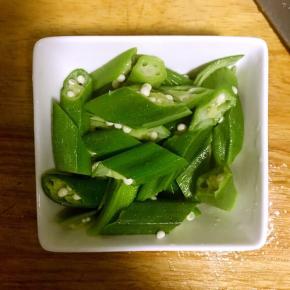 2.冷水中捞出沥干，切斜段装盘备用！