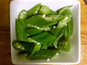 2.冷水中捞出沥干，切斜段装盘备用！