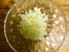3.蒜切碎备用