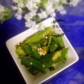 6.料汁晾凉后加入几滴芥末油拌匀，将料汁倒入盘中！根据自己的喜好加芥末油吧，我喜欢淡淡的芥末味所以就加了三四滴！