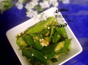 6.料汁晾凉后加入几滴芥末油拌匀，将料汁倒入盘中！根据自己的喜好加芥末油吧，我喜欢淡淡的芥末味所以就加了三四滴！