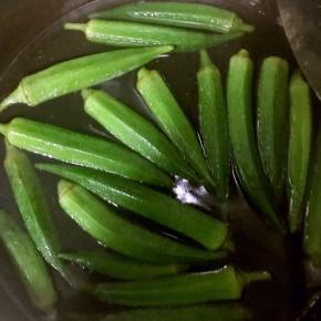 1.锅中加水，少量盐，几滴油煮沸，秋葵洗净后入锅焯两三分钟，捞出过凉水。