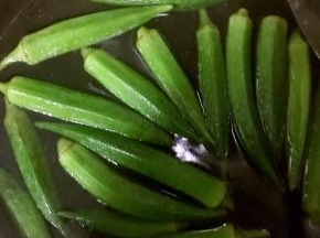 1.锅中加水，少量盐，几滴油煮沸，秋葵洗净后入锅焯两三分钟，捞出过凉水。