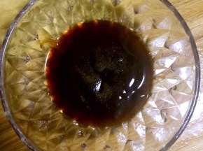 4.将两勺耗油，四勺生抽，适量盐，少许醋放入碗中调匀！