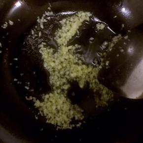 5.锅中加入适量油，烧热后关火，急用余温爆香蒜蓉！
6.然后开火迅速将调好的料汁倒入锅中翻炒一下，并加入一点清水煮沸