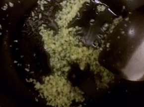 5.锅中加入适量油，烧热后关火，急用余温爆香蒜蓉！
6.然后开火迅速将调好的料汁倒入锅中翻炒一下，并加入一点清水煮沸