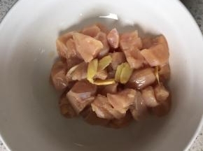 鸡胸肉洗净沥干水，切块倒入碗中，加入切片的姜片，倒入一瓶盖料酒