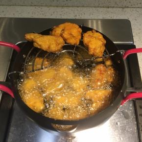 炸至金黄捞起鸡块放到网架上